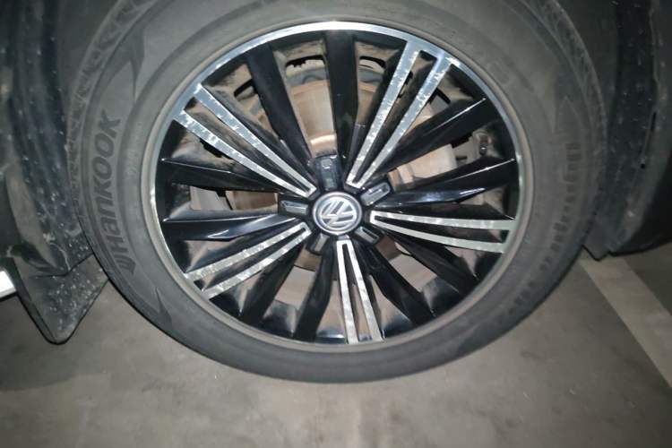 Used Volkswagen Tiguan L 2019 Updated Version 330TSI Automatic Two-Wheel Drive Panoramic Comfort Edition China VI Standard Right Front Wheel Hub