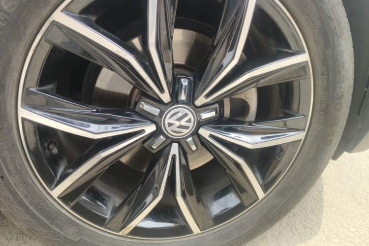 Used Volkswagen Tiguan L 2019 330TSI Automatic Two-Wheel Drive Smart Luxury Version China VI Standard Right Front Wheel Hub