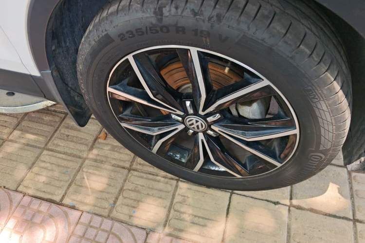 Used Volkswagen Tiguan L 2019 330TSI Automatic Two-Wheel Drive Smart Luxury Version China VI Standard Right Front Wheel Hub
