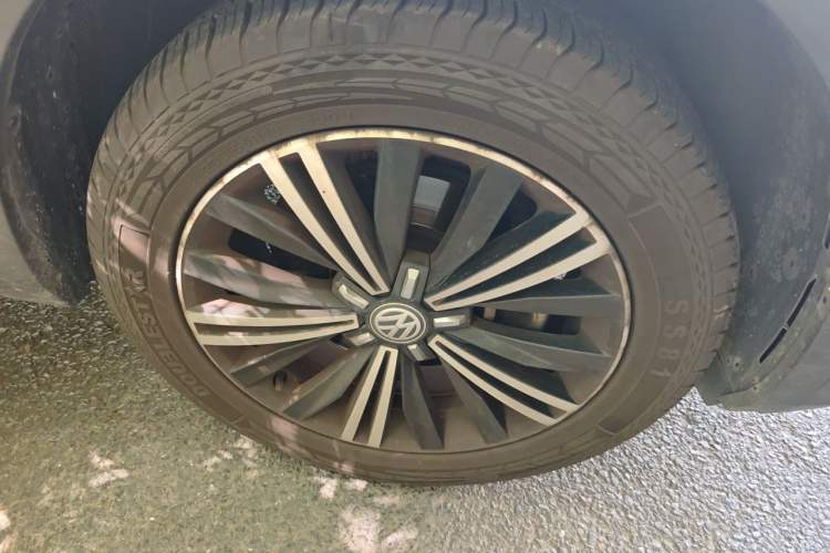 Used Volkswagen Tiguan L 2019 Updated Version 330TSI Automatic Two-Wheel Drive Panoramic Comfort Edition China VI Standard Right Front Wheel Hub