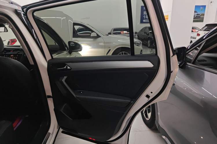 Used Volkswagen Tiguan L 2019 Updated Version 330TSI Automatic Two-Wheel Drive Panoramic Comfort Edition China VI Standard Right Rear Door Interior
