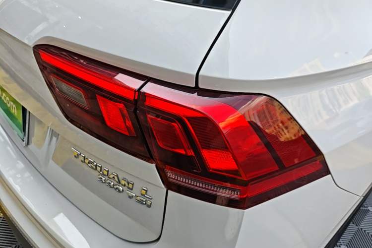 Used Volkswagen Tiguan L 2019 Updated Version 330TSI Automatic Two-Wheel Drive Panoramic Comfort Edition China VI Standard Right Rear Taillight