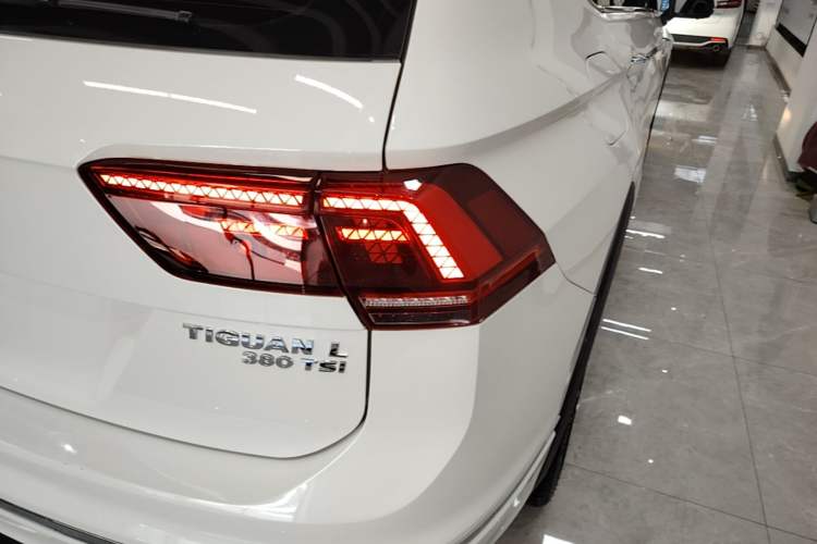 Used Volkswagen Tiguan L 2019 380TSI Automatic All-Wheel Drive R-Line Flagship 7-Seater China VI Standard Right Rear Taillight