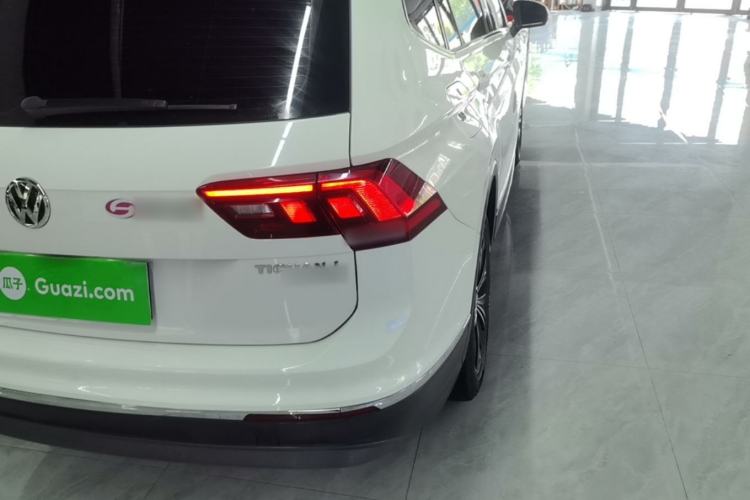Used Volkswagen Tiguan L 2019 Updated Version 330TSI Automatic Two-Wheel Drive Panoramic Comfort Edition China VI Standard Right Rear Taillight