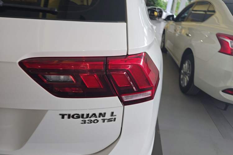 Used Volkswagen Tiguan L 2019 Updated Version 330TSI Automatic Two-Wheel Drive Panoramic Comfort Edition China VI Standard Right Rear Taillight