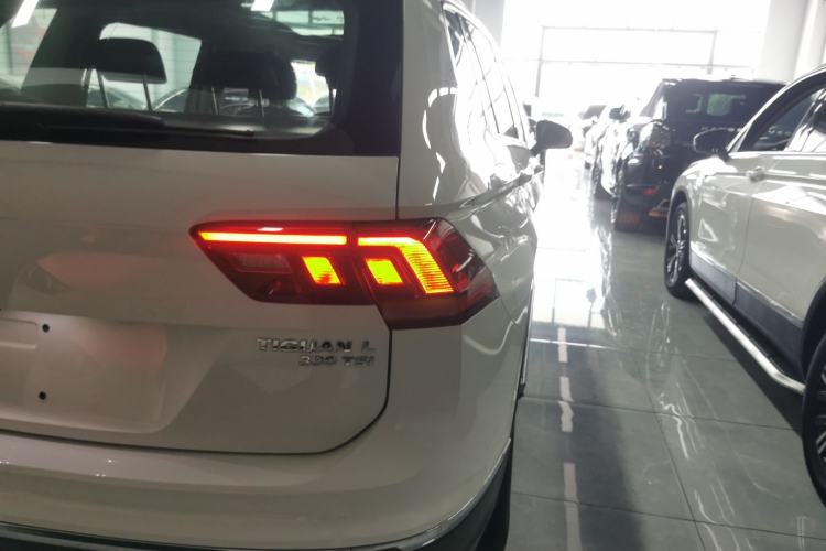 Used Volkswagen Tiguan L 2019 Updated Version 330TSI Automatic Two-Wheel Drive Panoramic Comfort Edition China VI Standard Right Rear Taillight