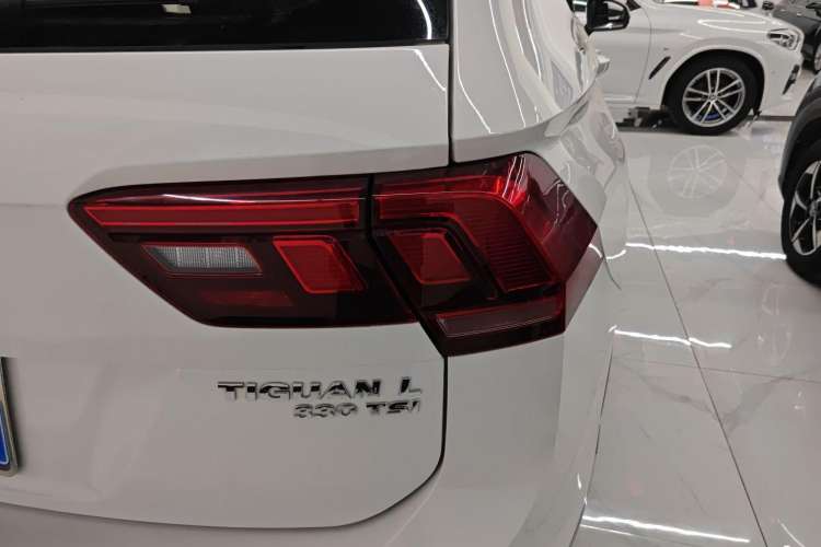 Used Volkswagen Tiguan L 2019 Updated Version 330TSI Automatic Two-Wheel Drive Panoramic Comfort Edition China VI Standard Right Rear Taillight