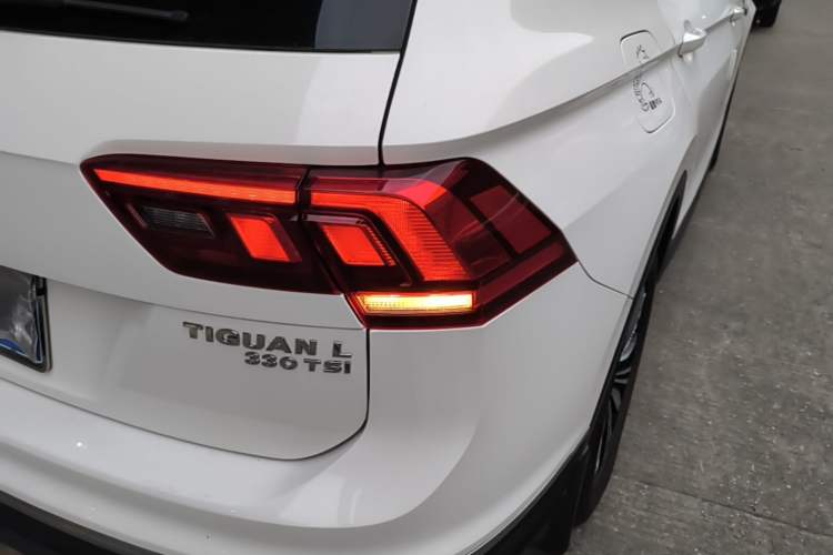 Used Volkswagen Tiguan L 2019 Updated Version 330TSI Automatic Two-Wheel Drive Panoramic Comfort Edition China VI Standard Right Rear Taillight