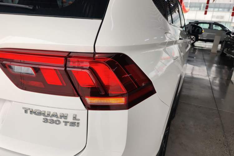 Used Volkswagen Tiguan L 2019 Revised 330TSI Automatic Two-Wheel Drive Smart & Luxury Edition China VI Standard Right Rear Taillight