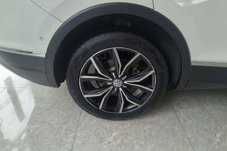 Used Volkswagen Tiguan L 2019 330TSI Automatic Two-Wheel Drive Smart Luxury Version China VI Standard Right Rear Wheel Hub