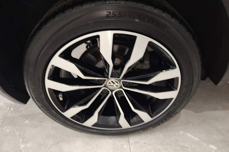 Used Volkswagen Tiguan L 2019 380TSI Automatic All-Wheel Drive R-Line Flagship 7-Seater China VI Standard Right Rear Wheel Hub