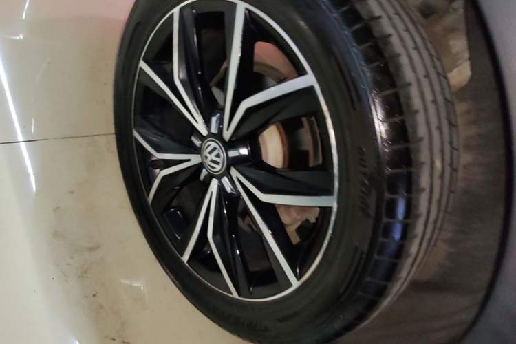 Used Volkswagen Tiguan L 2019 Revised 330TSI Automatic Two-Wheel Drive Smart & Luxury Edition China VI Standard Right Rear Wheel Hub