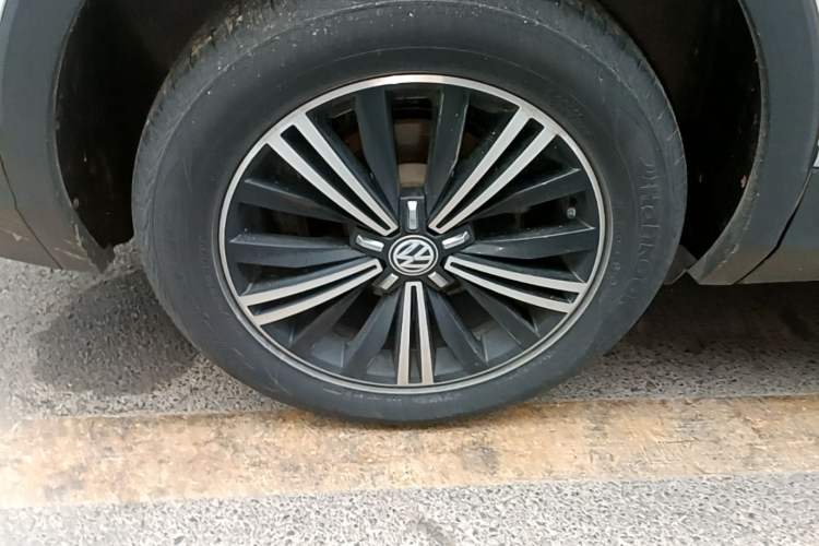 Used Volkswagen Tiguan L 2019 Updated Version 330TSI Automatic Two-Wheel Drive Panoramic Comfort Edition China VI Standard Right Rear Wheel Hub