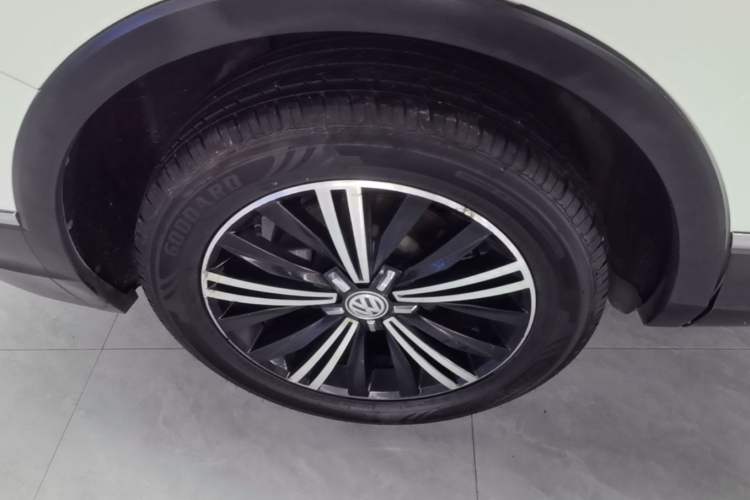 Used Volkswagen Tiguan L 2019 Updated Version 330TSI Automatic Two-Wheel Drive Panoramic Comfort Edition China VI Standard Right Rear Wheel Hub
