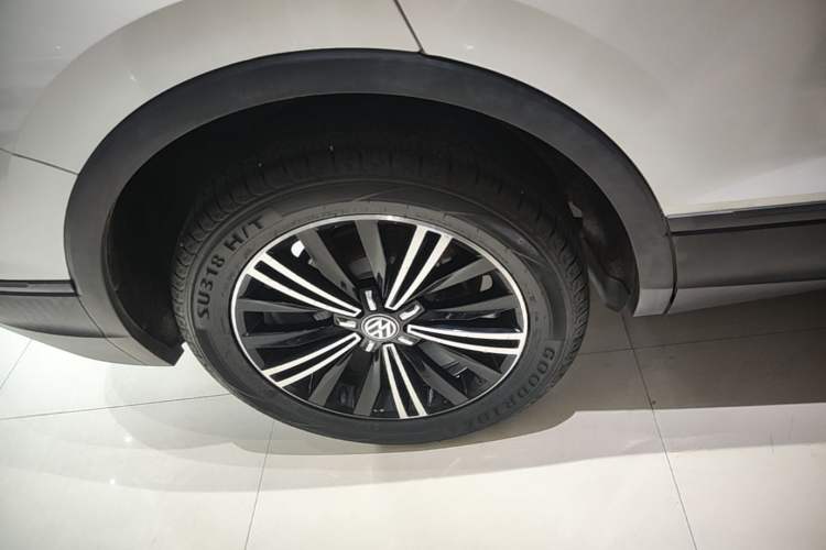 Used Volkswagen Tiguan L 2019 330TSI Automatic Two-Wheel Drive Luxury Edition China VI Standard Right Rear Wheel Hub