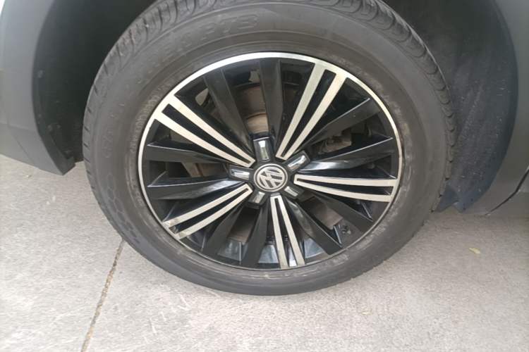 Used Volkswagen Tiguan L 2019 Revised Version 280TSI Automatic Two-Wheel Drive Panoramic Comfort Edition China VI Standard Right Rear Wheel Hub