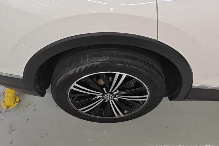 Used Volkswagen Tiguan L 2019 Updated Version 330TSI Automatic Two-Wheel Drive Panoramic Comfort Edition China VI Standard Right Rear Wheel Hub