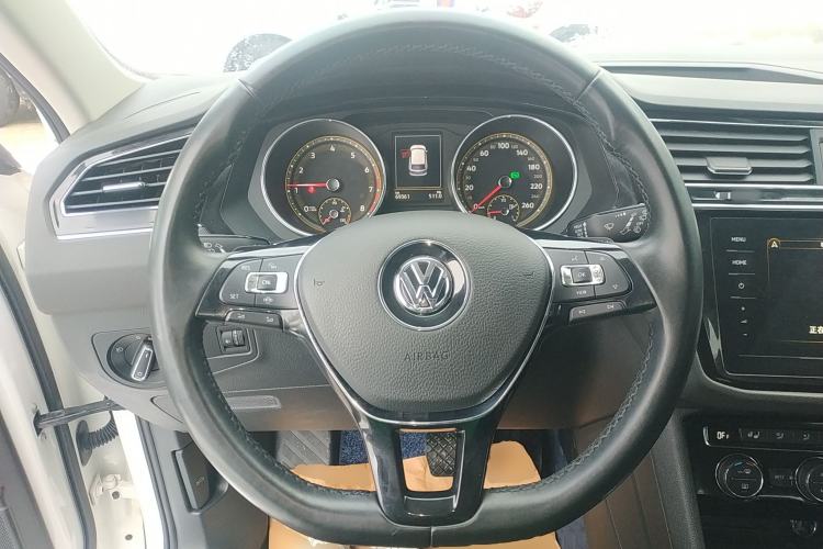 Used Volkswagen Tiguan L 2019 Revised 330TSI Automatic Two-Wheel Drive Smart & Luxury Edition China VI Standard Steering Wheel