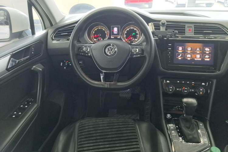Used Volkswagen Tiguan L 2019 Updated Version 330TSI Automatic Two-Wheel Drive Panoramic Comfort Edition China VI Standard Steering Wheel
