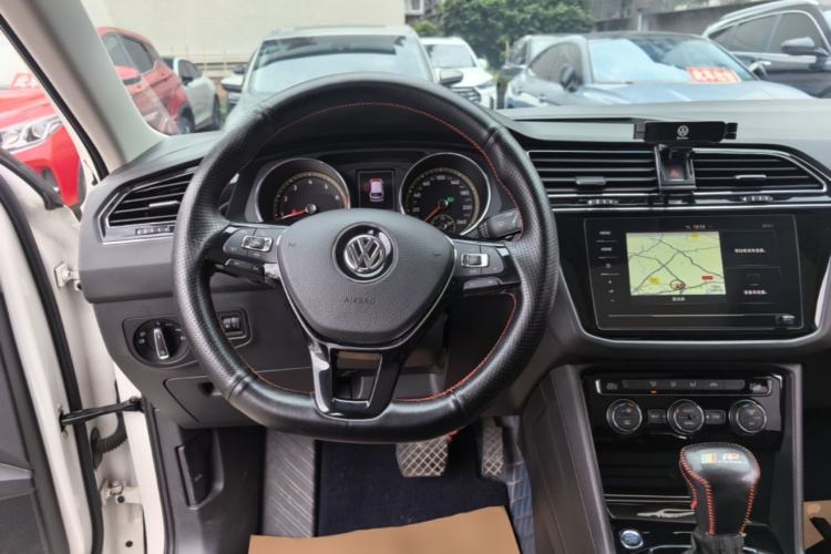 Used Volkswagen Tiguan L 2019 Updated Version 330TSI Automatic Two-Wheel Drive Panoramic Comfort Edition China VI Standard Steering Wheel