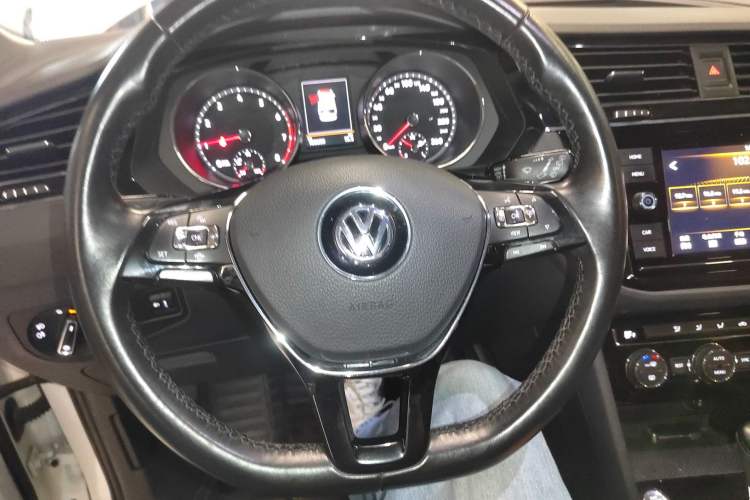 Used Volkswagen Tiguan L 2019 330TSI Automatic Two-Wheel Drive Panoramic Comfort Edition China V Standard Steering Wheel
