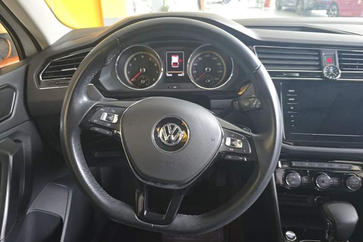 Used Volkswagen Tiguan L 2019 Updated Version 330TSI Automatic Two-Wheel Drive Panoramic Comfort Edition China VI Standard Steering Wheel