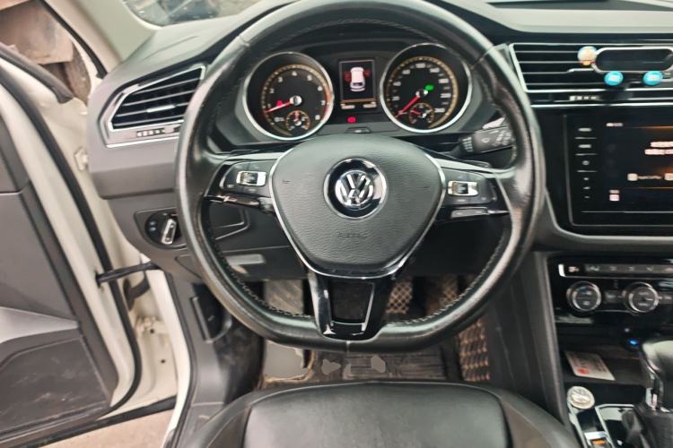 Used Volkswagen Tiguan L 2019 380TSI Automatic All-Wheel Drive Luxury Edition with 7 Seats China VI Standard Steering Wheel