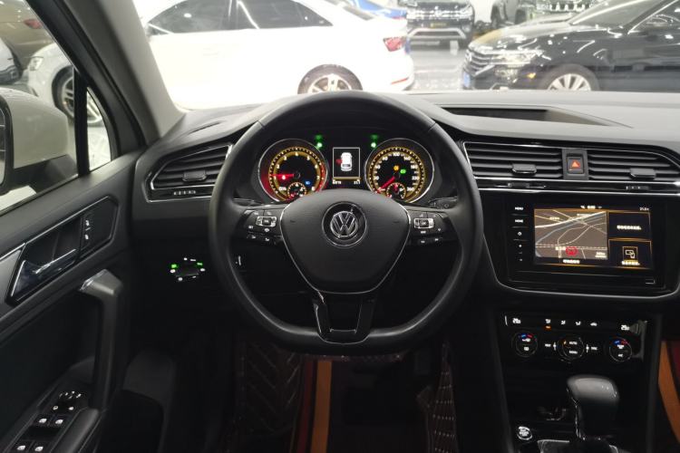 Used Volkswagen Tiguan L 2019 Updated Version 330TSI Automatic Two-Wheel Drive Panoramic Comfort Edition China VI Standard Steering Wheel