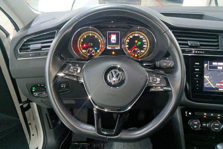 Used Volkswagen Tiguan L 2019 Updated Version 330TSI Automatic Two-Wheel Drive Panoramic Comfort Edition China VI Standard Steering Wheel