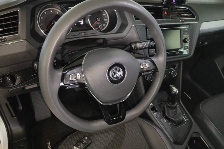 Used Volkswagen Tiguan L 2019 330TSI Automatic Two-Wheel Drive Luxury Edition China VI Standard Steering Wheel