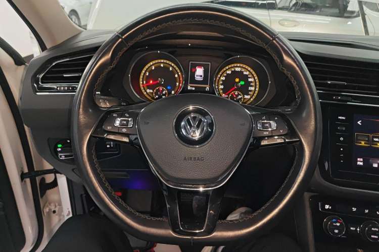 Used Volkswagen Tiguan L 2019 Updated Version 330TSI Automatic Two-Wheel Drive Panoramic Comfort Edition China VI Standard Steering Wheel