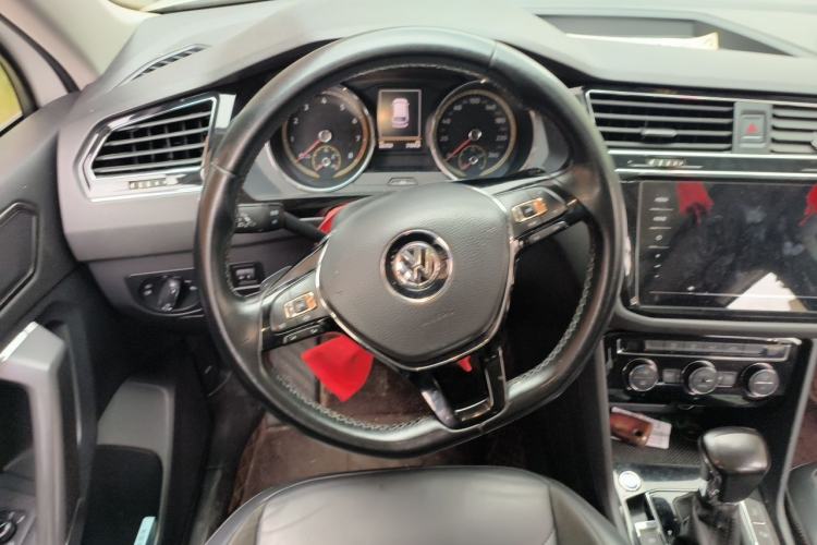 Used Volkswagen Tiguan L 2019 Updated Version 330TSI Automatic Two-Wheel Drive Panoramic Comfort Edition China VI Standard Steering Wheel
