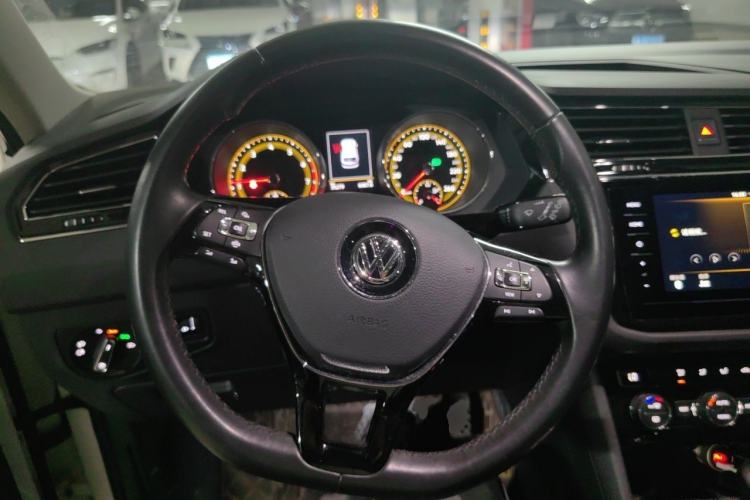 Used Volkswagen Tiguan L 2019 Updated Version 330TSI Automatic Two-Wheel Drive Panoramic Comfort Edition China VI Standard Steering Wheel