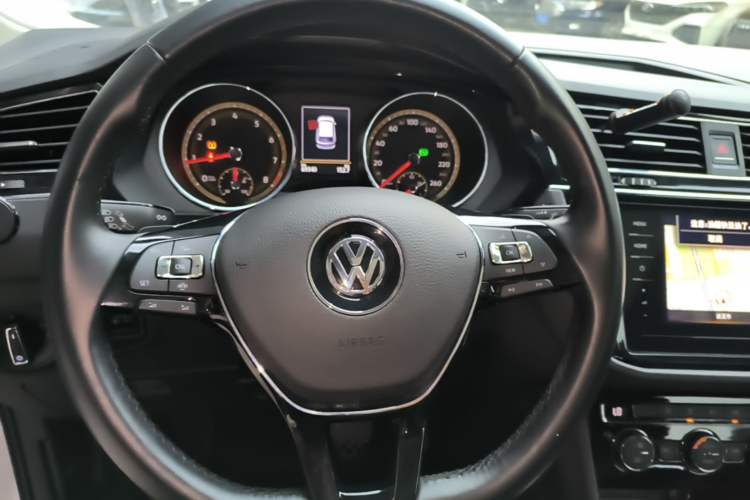 Used Volkswagen Tiguan L 2019 Updated Version 330TSI Automatic Two-Wheel Drive Panoramic Comfort Edition China VI Standard Steering Wheel