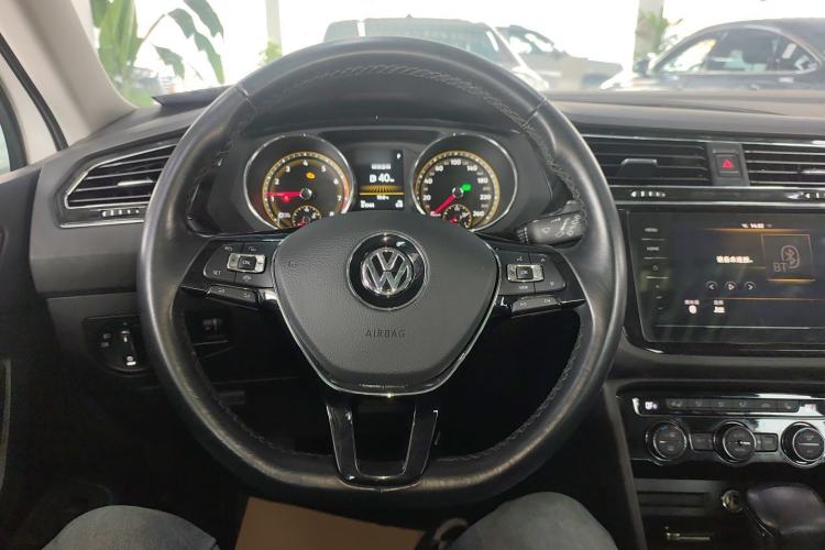 Used Volkswagen Tiguan L 2019 Revised 330TSI Automatic Two-Wheel Drive Smart & Luxury Edition China VI Standard Steering Wheel