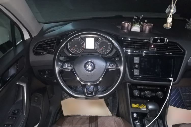 Used Volkswagen Tiguan L 2019 380TSI Automatic All-Wheel Drive Luxury Edition China VI Standard Steering Wheel