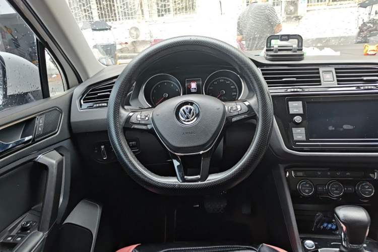 Used Volkswagen Tiguan L 2019 Revised Version 330TSI Automatic Two-Wheel Drive Panoramic Comfort Edition China V Standard Steering Wheel