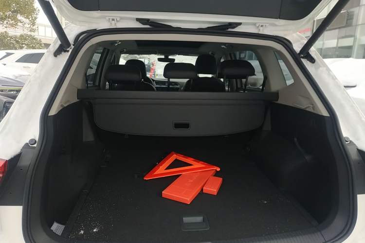 Used Volkswagen Tiguan L 2019 Revised 330TSI Automatic Two-Wheel Drive Smart & Luxury Edition China VI Standard Trunk
