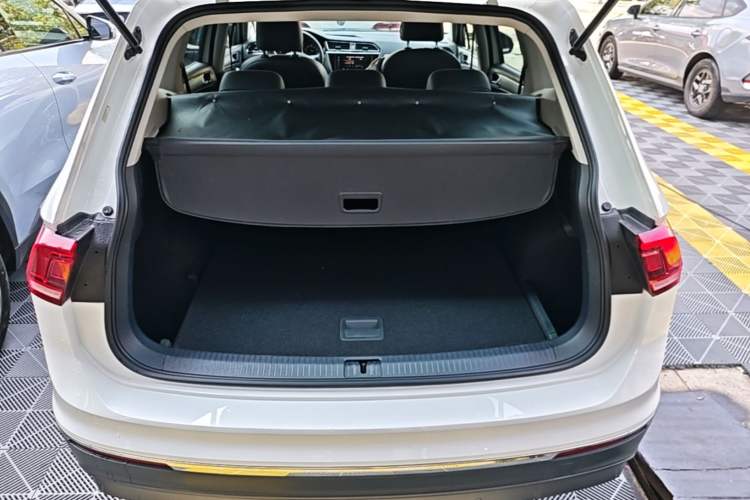Used Volkswagen Tiguan L 2019 Updated Version 330TSI Automatic Two-Wheel Drive Panoramic Comfort Edition China VI Standard Trunk