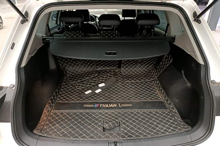 Used Volkswagen Tiguan L 2019 Updated Version 330TSI Automatic Two-Wheel Drive Panoramic Comfort Edition China VI Standard Trunk