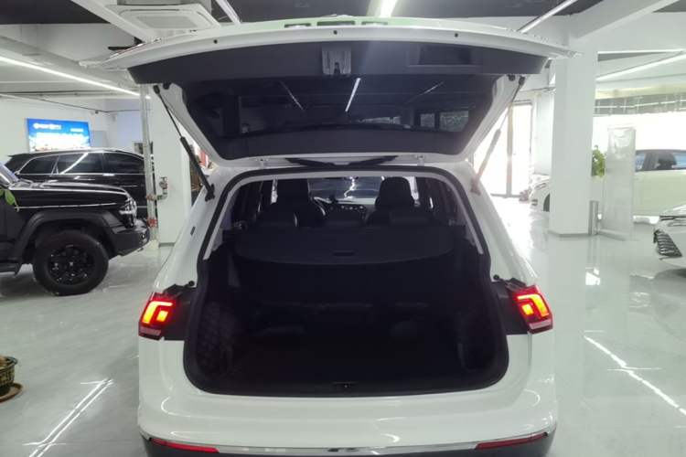 Used Volkswagen Tiguan L 2019 Updated Version 330TSI Automatic Two-Wheel Drive Panoramic Comfort Edition China VI Standard Trunk