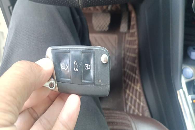 Used Volkswagen Tiguan L 2019 Revised Version 330TSI Automatic Two-Wheel Drive Panoramic Comfort Edition China V Standard Vehicle Key