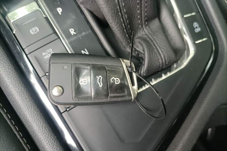Used Volkswagen Tiguan L 2019 Revised Version 280TSI Automatic Two-Wheel Drive Panoramic Comfort Edition China VI Standard Vehicle Key