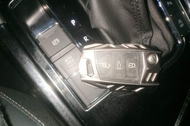 Used Volkswagen Tiguan L 2019 330TSI Automatic Two-Wheel Drive R-Line Flagship Model China VI Standard Vehicle Key