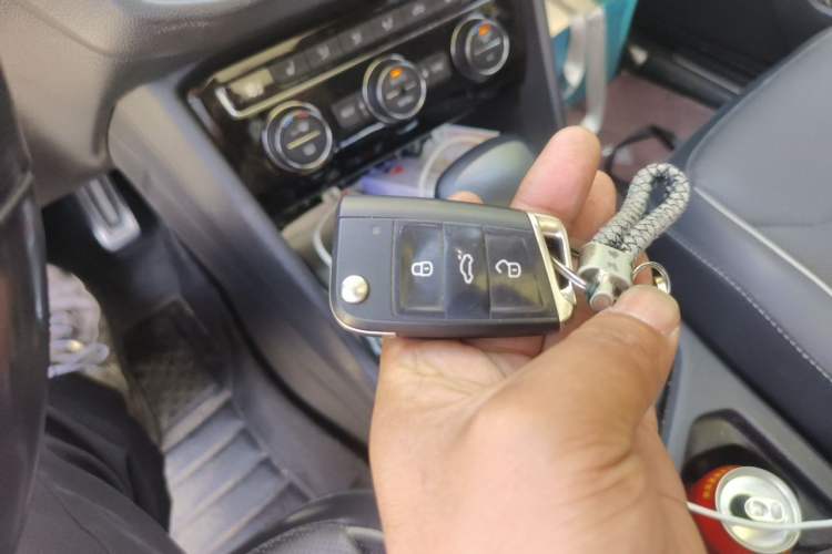 Used Volkswagen Tiguan L 2019 330TSI Automatic Two-Wheel Drive R-Line Flagship Model China VI Standard Vehicle Key