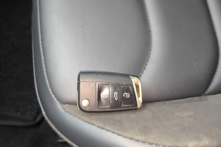 Used Volkswagen Tiguan L 2019 Updated Version 330TSI Automatic Two-Wheel Drive Panoramic Comfort Edition China VI Standard Vehicle Key