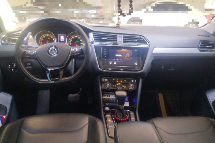 Used Volkswagen Tiguan L 2019 Updated Version 330TSI Automatic Two-Wheel Drive Panoramic Comfort Edition China VI Standard Center Console