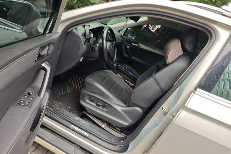 Used Volkswagen Tiguan L 2019 380TSI Automatic All-Wheel Drive Luxury Edition with 7 Seats China VI Standard Driver Seat