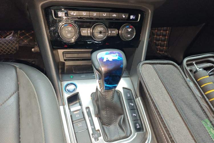 Used Volkswagen Tiguan L 2019 380TSI Automatic All-Wheel Drive Luxury Edition with 7 Seats China VI Standard Gear Lever