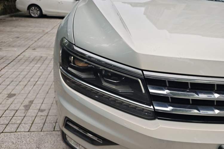 Used Volkswagen Tiguan L 2019 380TSI Automatic All-Wheel Drive Luxury Edition with 7 Seats China VI Standard Right Front Headlight